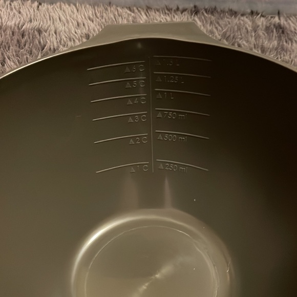 New POURfect Set of 2 Spill Poof Bowls w/Measurements inside of bowl - Picture 6 of 10